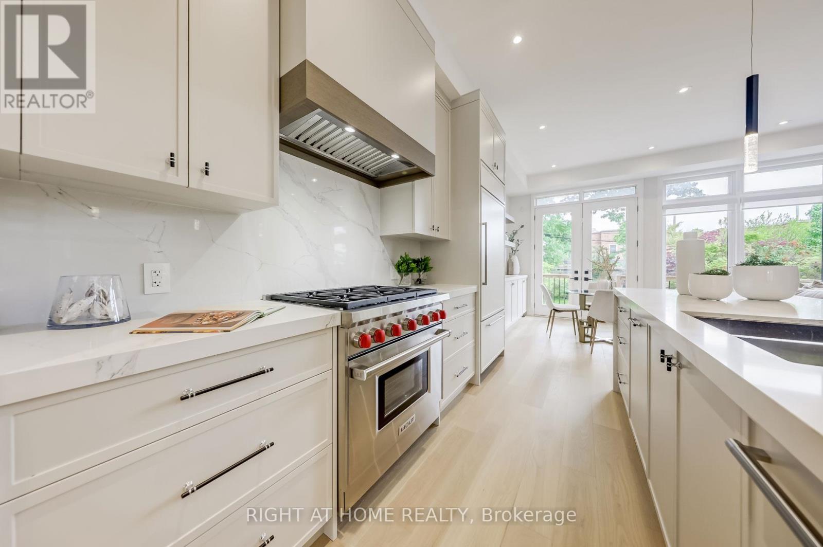 102 Parklea Drive, Toronto, Ontario  M4G 2J8 - Photo 5 - C12515968