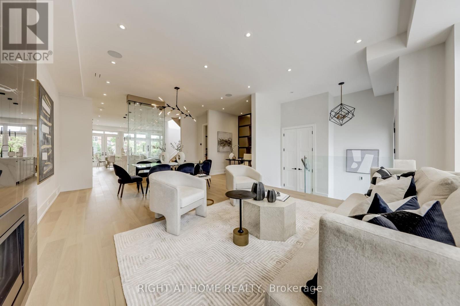 102 Parklea Drive, Toronto, Ontario  M4G 2J8 - Photo 9 - C12515968