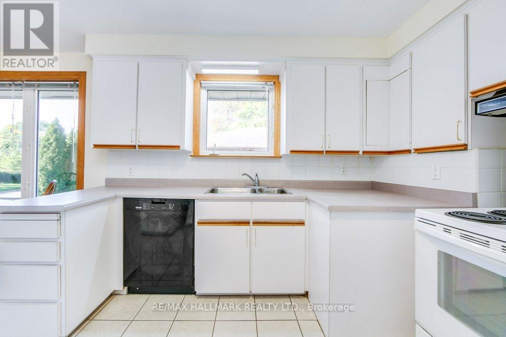 94 Broadlands Boulevard, Toronto, Ontario  M3A 1J7 - Photo 5 - C12516002