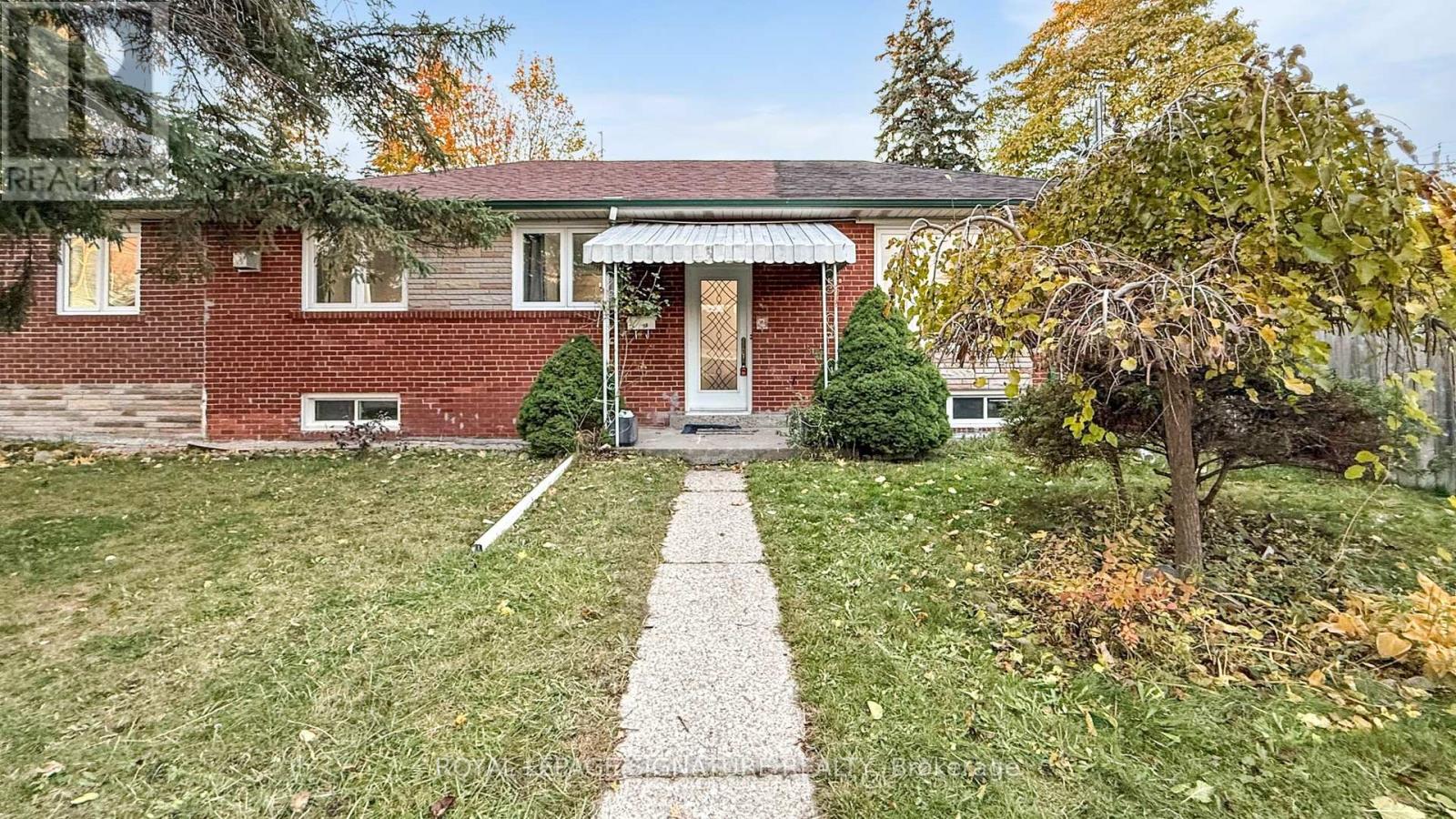 <div class="slider-price">$888,000</div><p>2 Kilpatrick Place, Toronto, Ontario</p>