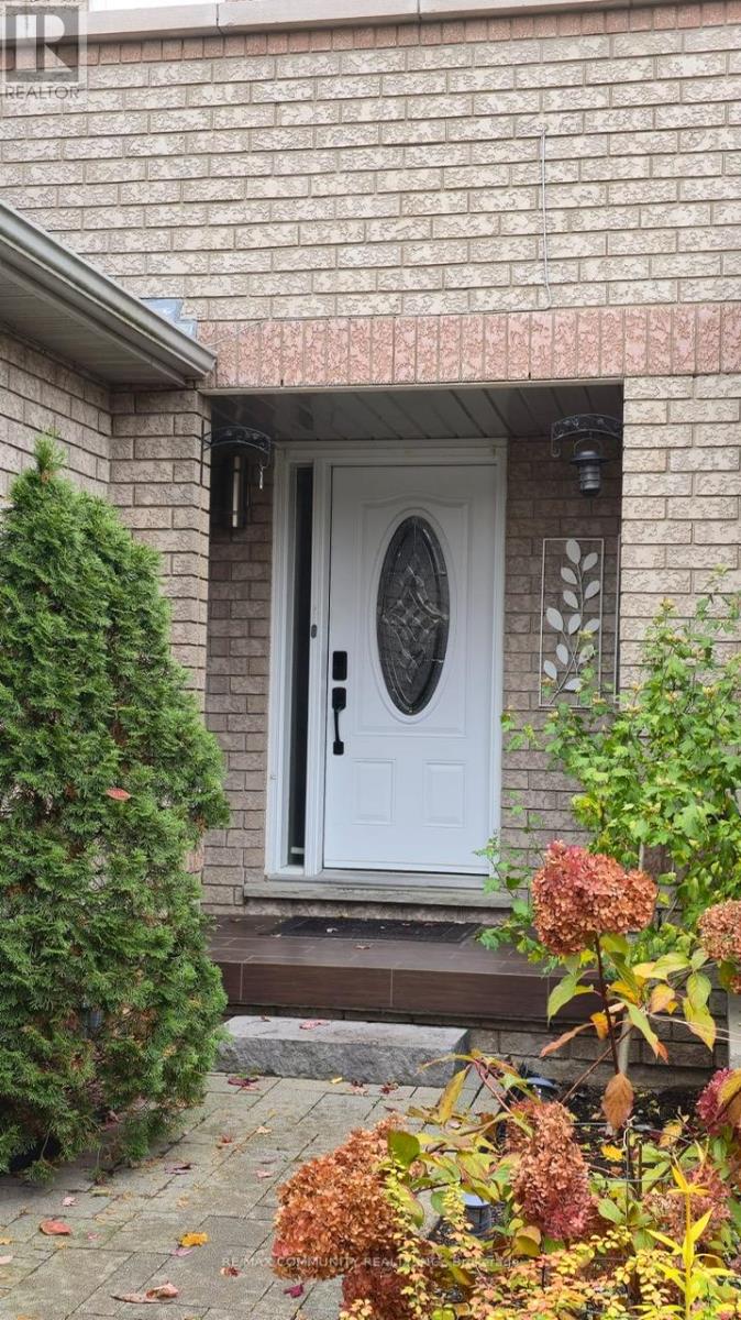 1816 Woodgate Court, Oshawa, Ontario  L1G 7Z1 - Photo 2 - E12515992