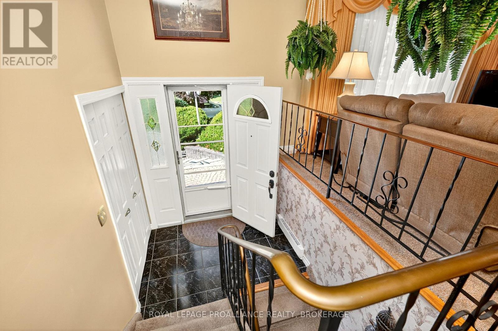 862 Berwick Place, Kingston, Ontario K7M 6B6 - Photo 3 - X12516326