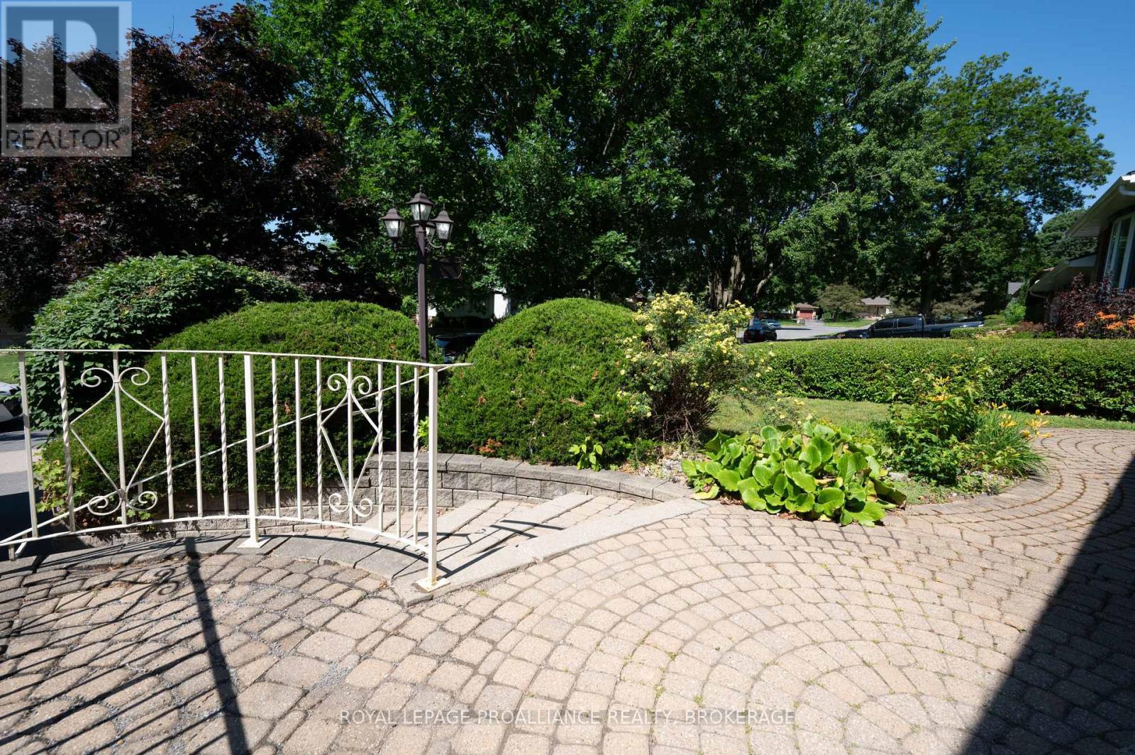 862 Berwick Place, Kingston, Ontario K7M 6B6 - Photo 34 - X12516326