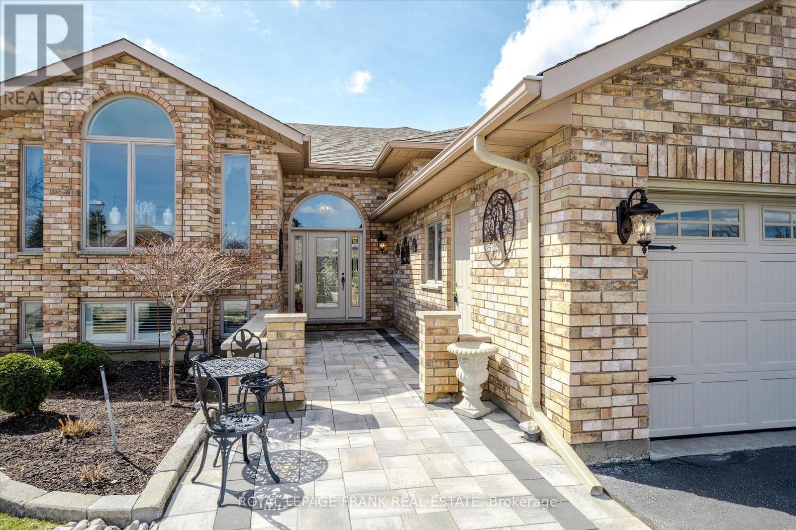 42 Huntingwood Crescent, Kawartha Lakes (Bobcaygeon), Ontario  K0M 1A0 - Photo 2 - X12516248