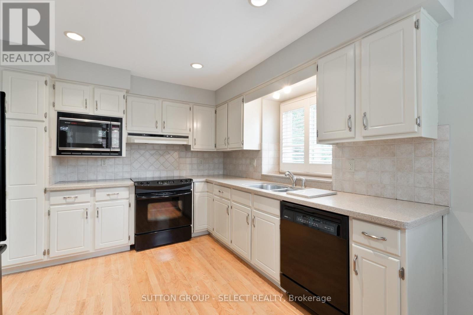 28 - 163 Pine Valley Drive, London South, Ontario  N6J 4R4 - Photo 19 - X12516114