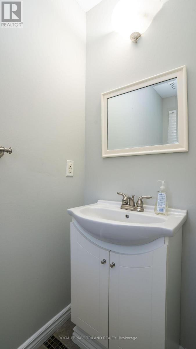 223 Simpson Crescent, London East, Ontario  N5V 5E1 - Photo 6 - X12516142