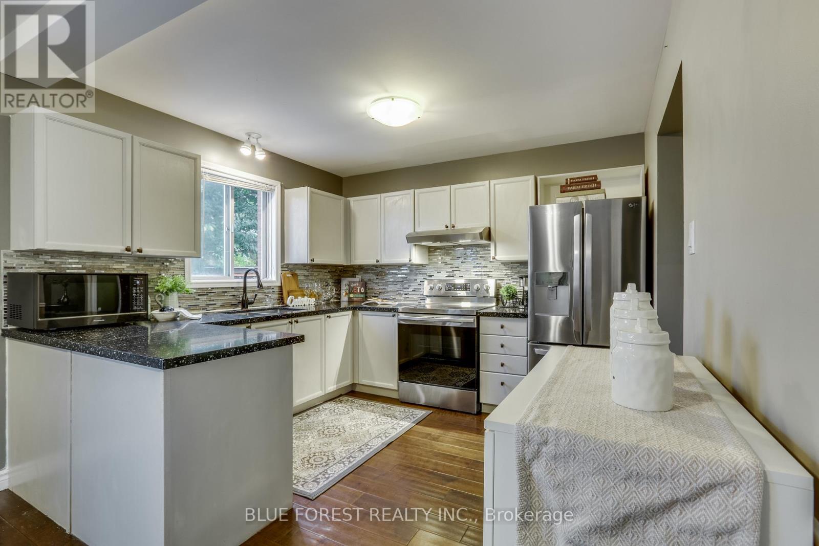 27 Loggers Grove, London East, Ontario  N5W 5Y9 - Photo 3 - X12516210