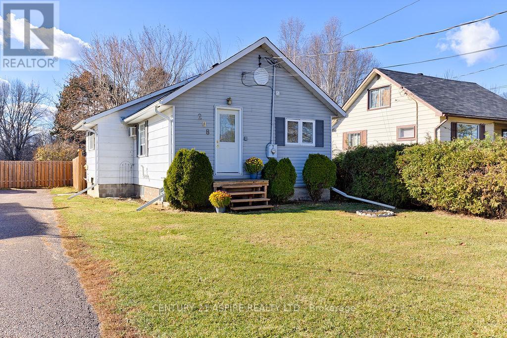 208 Golf Course Road, Laurentian Valley, Ontario  K8A 7B3 - Photo 1 - X12516048