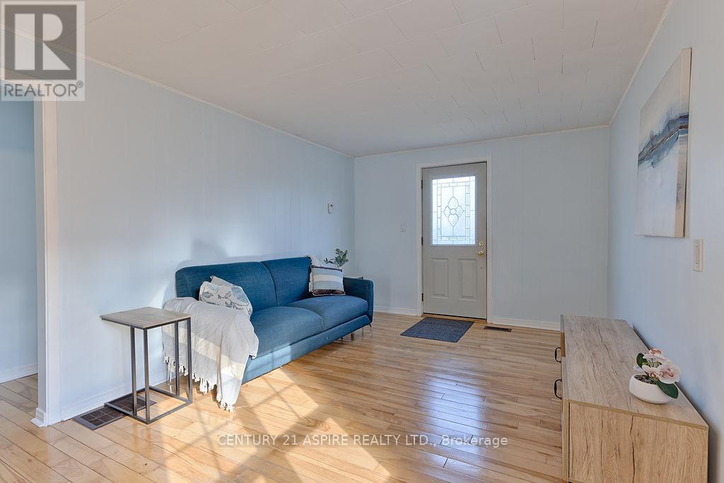 208 Golf Course Road, Laurentian Valley, Ontario  K8A 7B3 - Photo 2 - X12516048