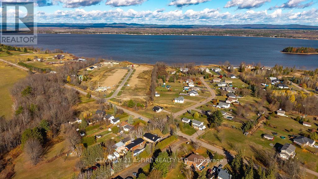 208 Golf Course Road, Laurentian Valley, Ontario  K8A 7B3 - Photo 29 - X12516048