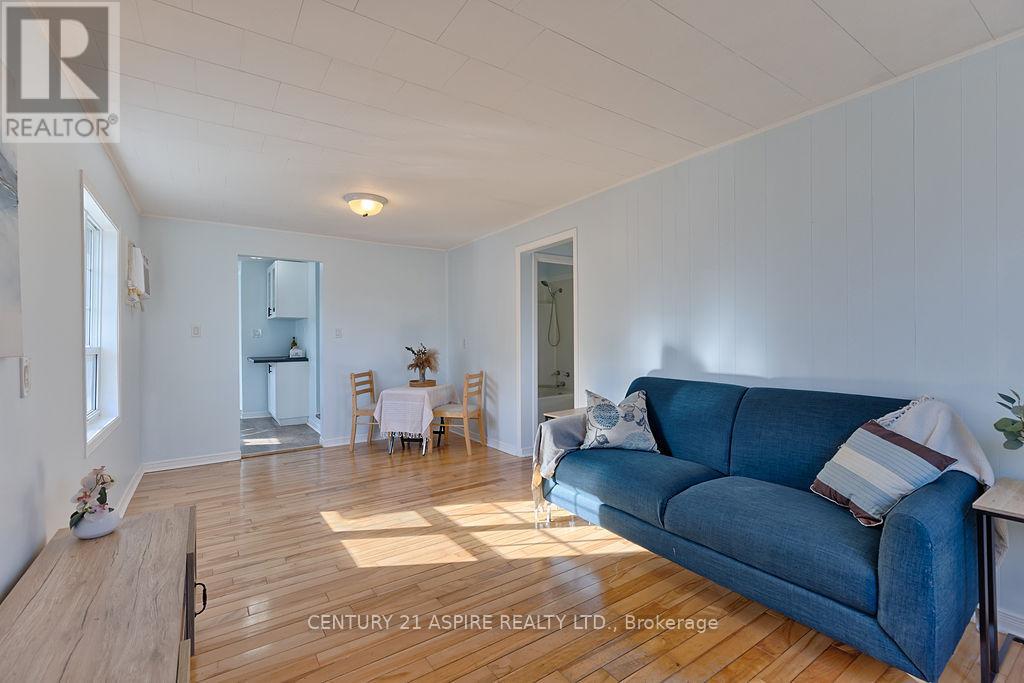 208 Golf Course Road, Laurentian Valley, Ontario  K8A 7B3 - Photo 3 - X12516048