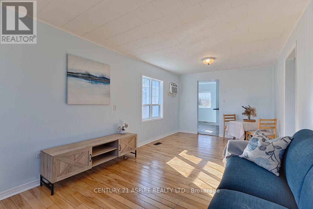 208 Golf Course Road, Laurentian Valley, Ontario  K8A 7B3 - Photo 4 - X12516048