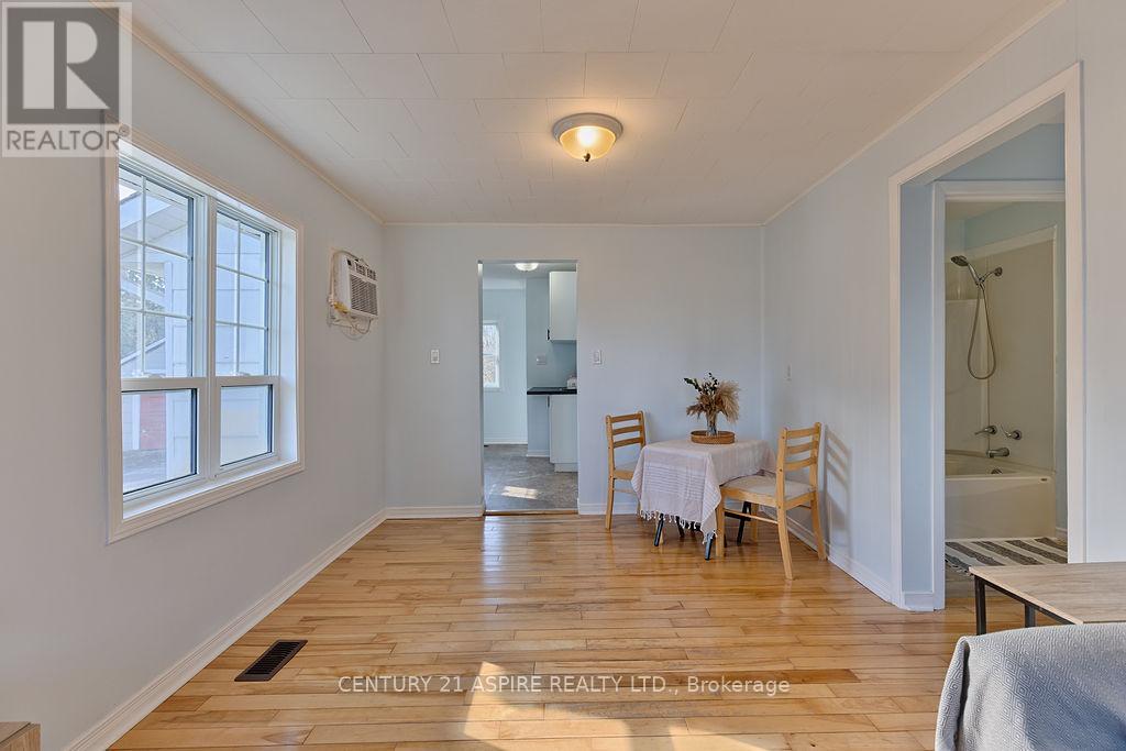 208 Golf Course Road, Laurentian Valley, Ontario  K8A 7B3 - Photo 5 - X12516048