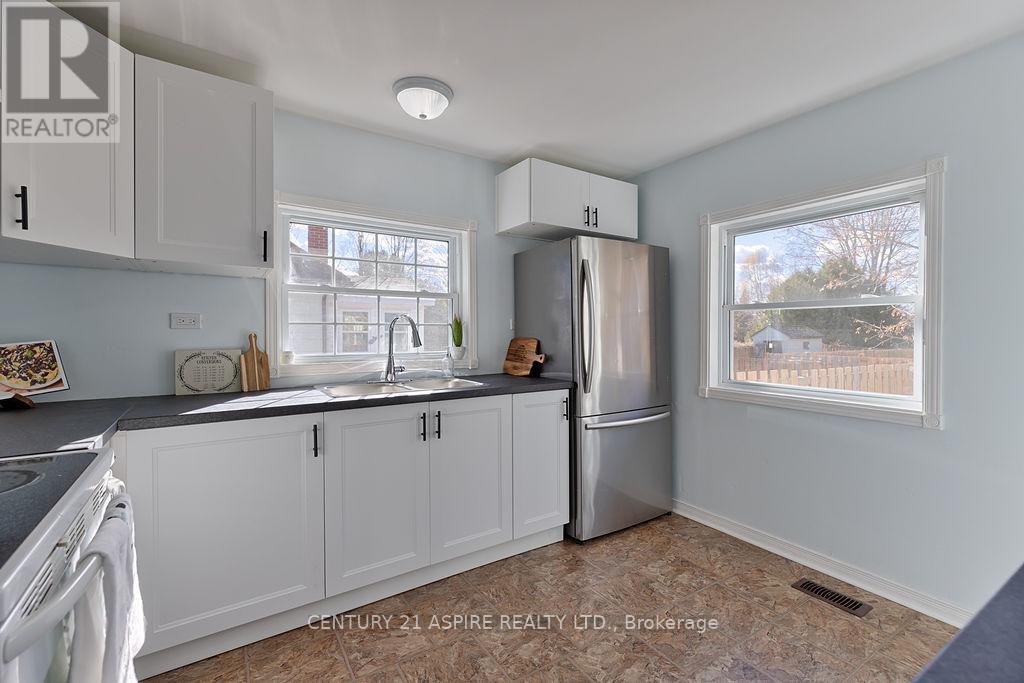 208 Golf Course Road, Laurentian Valley, Ontario  K8A 7B3 - Photo 6 - X12516048