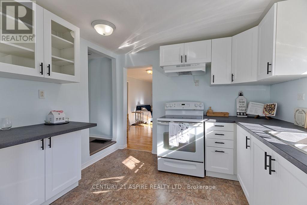 208 Golf Course Road, Laurentian Valley, Ontario  K8A 7B3 - Photo 8 - X12516048