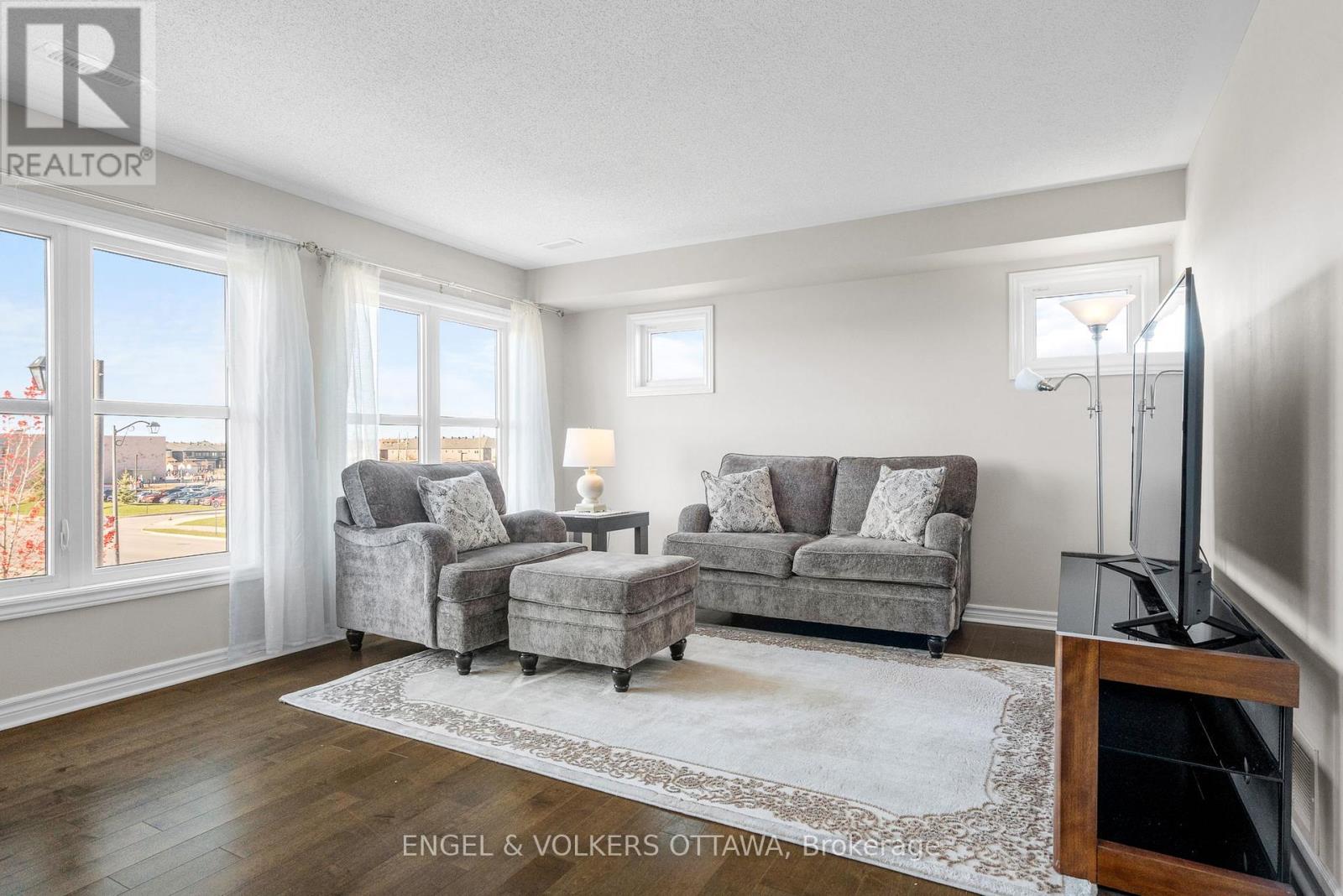 B - 743 Magnolia Street, Ottawa, Ontario K4A 1B7 - Photo 2 - X12516046