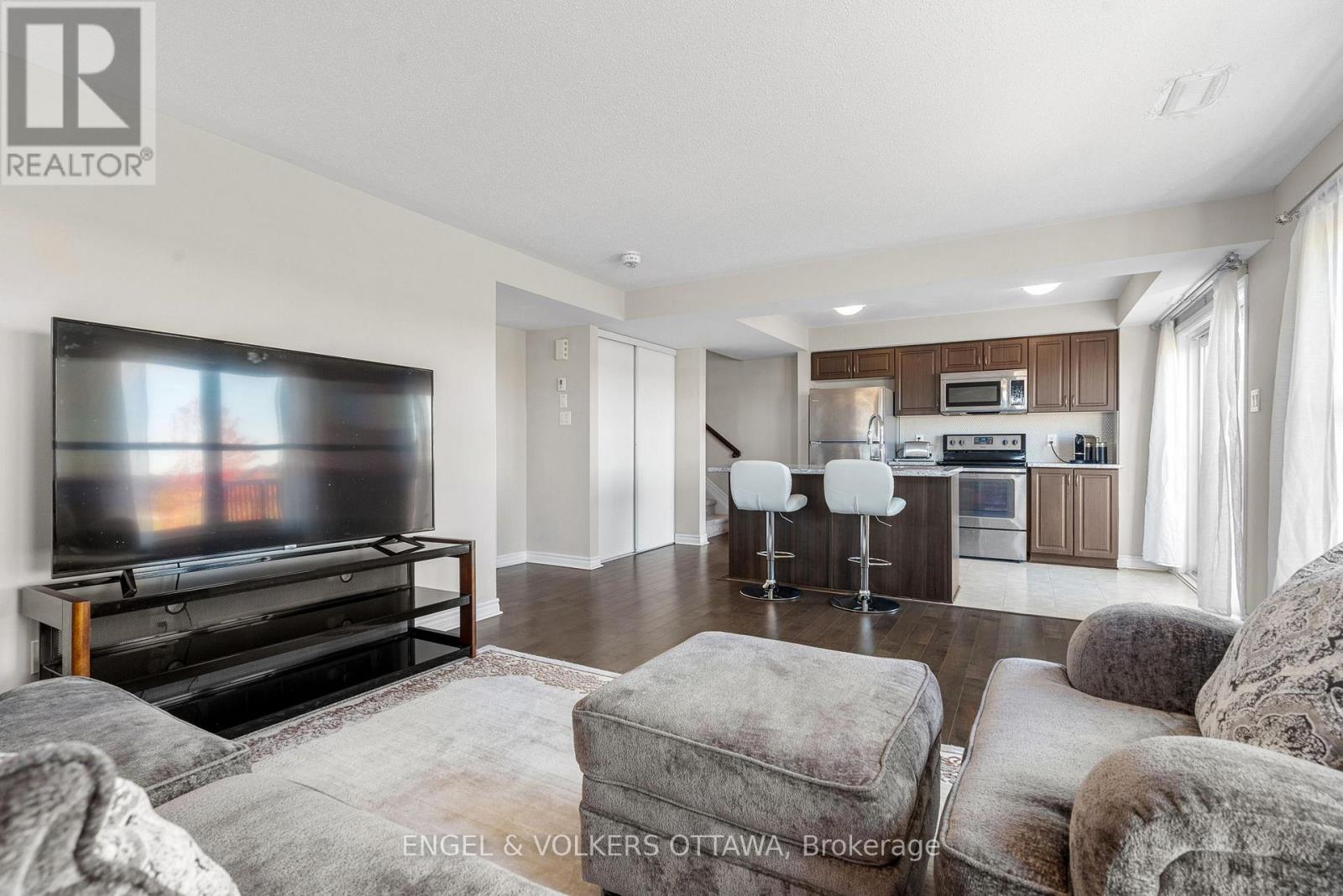 B - 743 Magnolia Street, Ottawa, Ontario K4A 1B7 - Photo 4 - X12516046