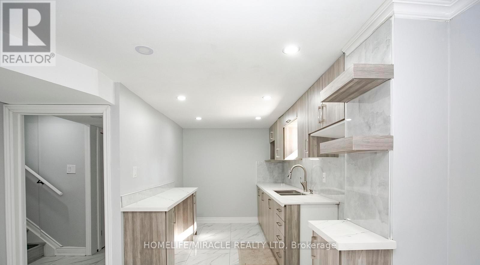 76 Raylawn Crescent, Halton Hills, Ontario  L7G 4N1 - Photo 4 - W12515896