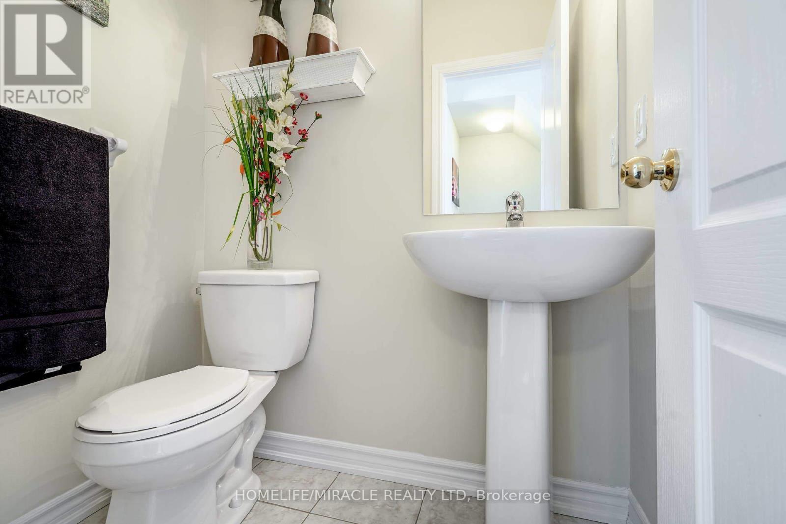 8 Hobart Gardens, Brampton, Ontario  L6Z 0B4 - Photo 9 - W12515982