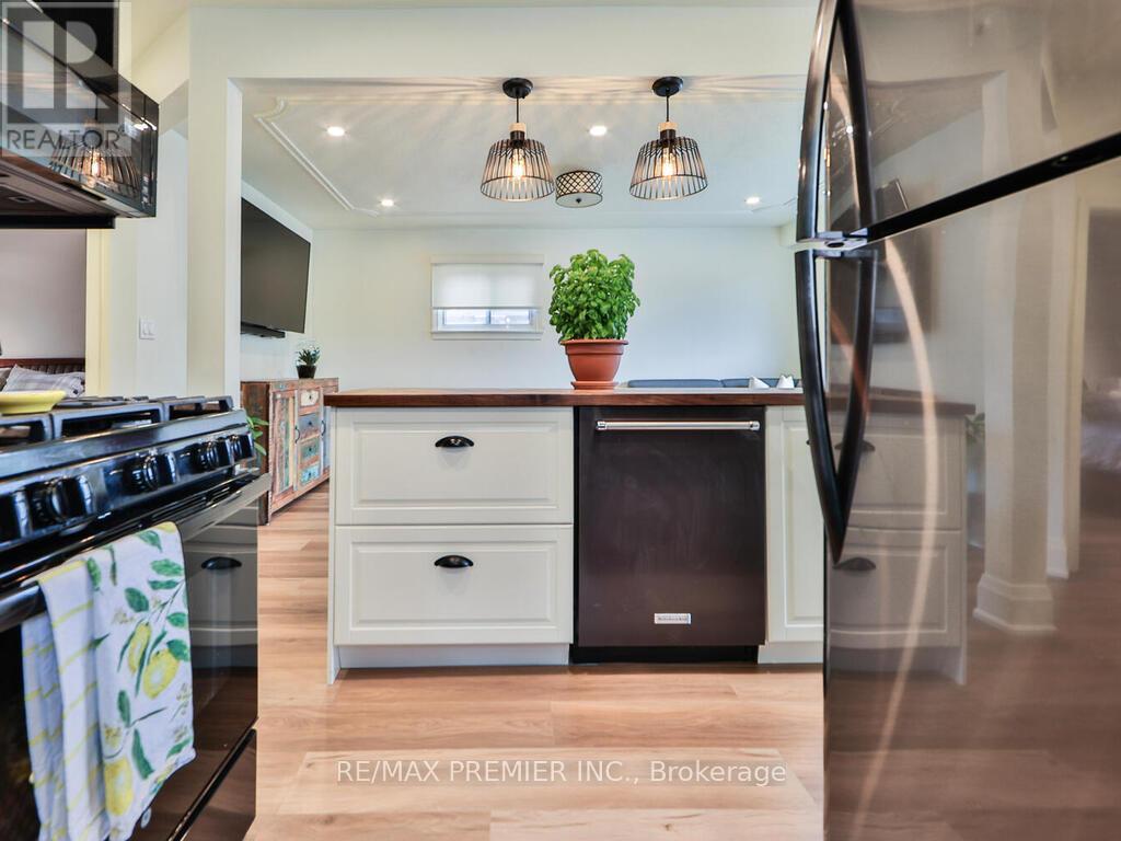 1223 Glencairn Avenue, Toronto, Ontario  M6B 2B6 - Photo 18 - W12516012