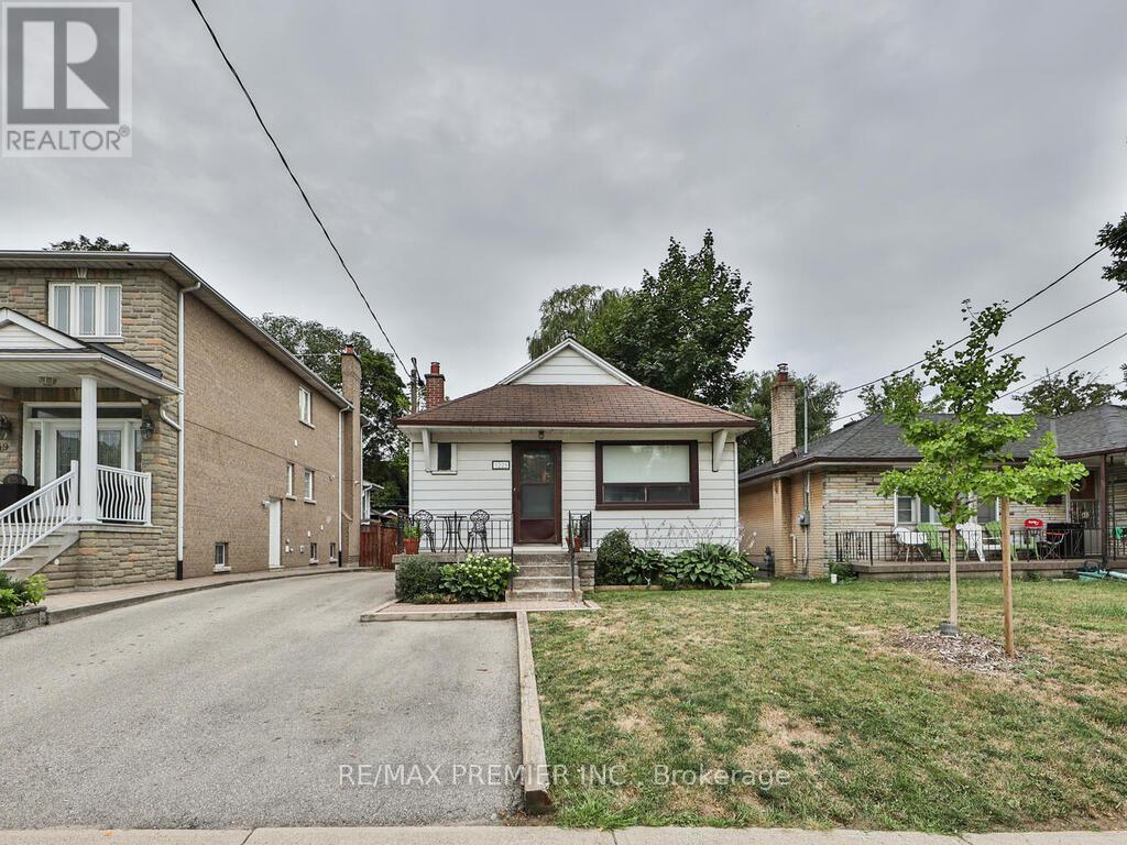 1223 Glencairn Avenue, Toronto, Ontario  M6B 2B6 - Photo 6 - W12516012