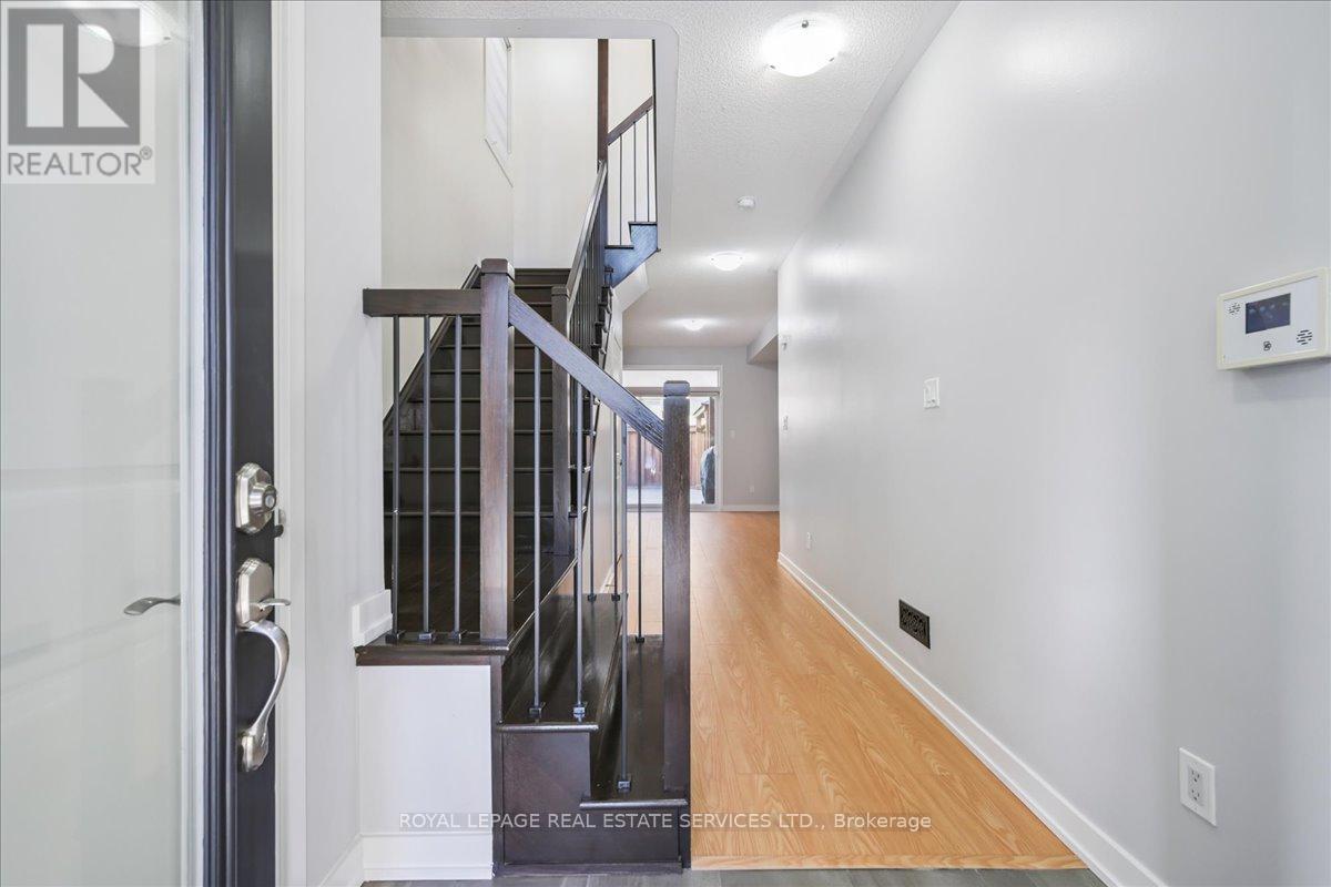 310 Squire Crescent, Oakville, Ontario  L6H 0L9 - Photo 3 - W12516028