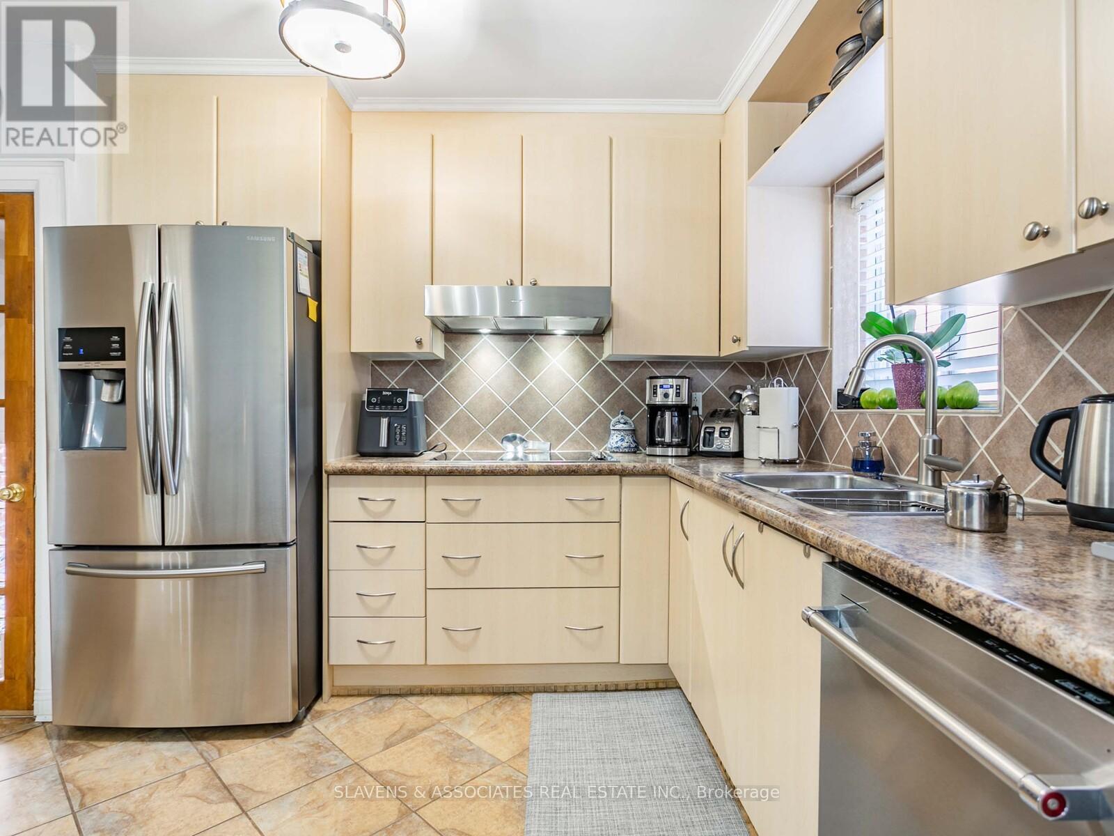 Main And 2nd Floor - 213b Blackthorne Avenue, Toronto, Ontario  M6N 3H7 - Photo 11 - W12516032