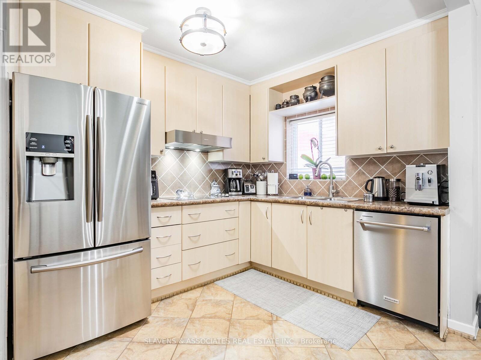 Main And 2nd Floor - 213b Blackthorne Avenue, Toronto, Ontario  M6N 3H7 - Photo 13 - W12516032