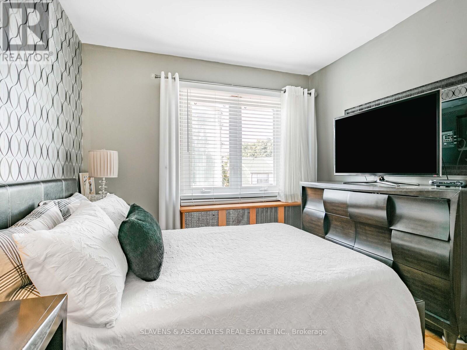 Main And 2nd Floor - 213b Blackthorne Avenue, Toronto, Ontario  M6N 3H7 - Photo 15 - W12516032