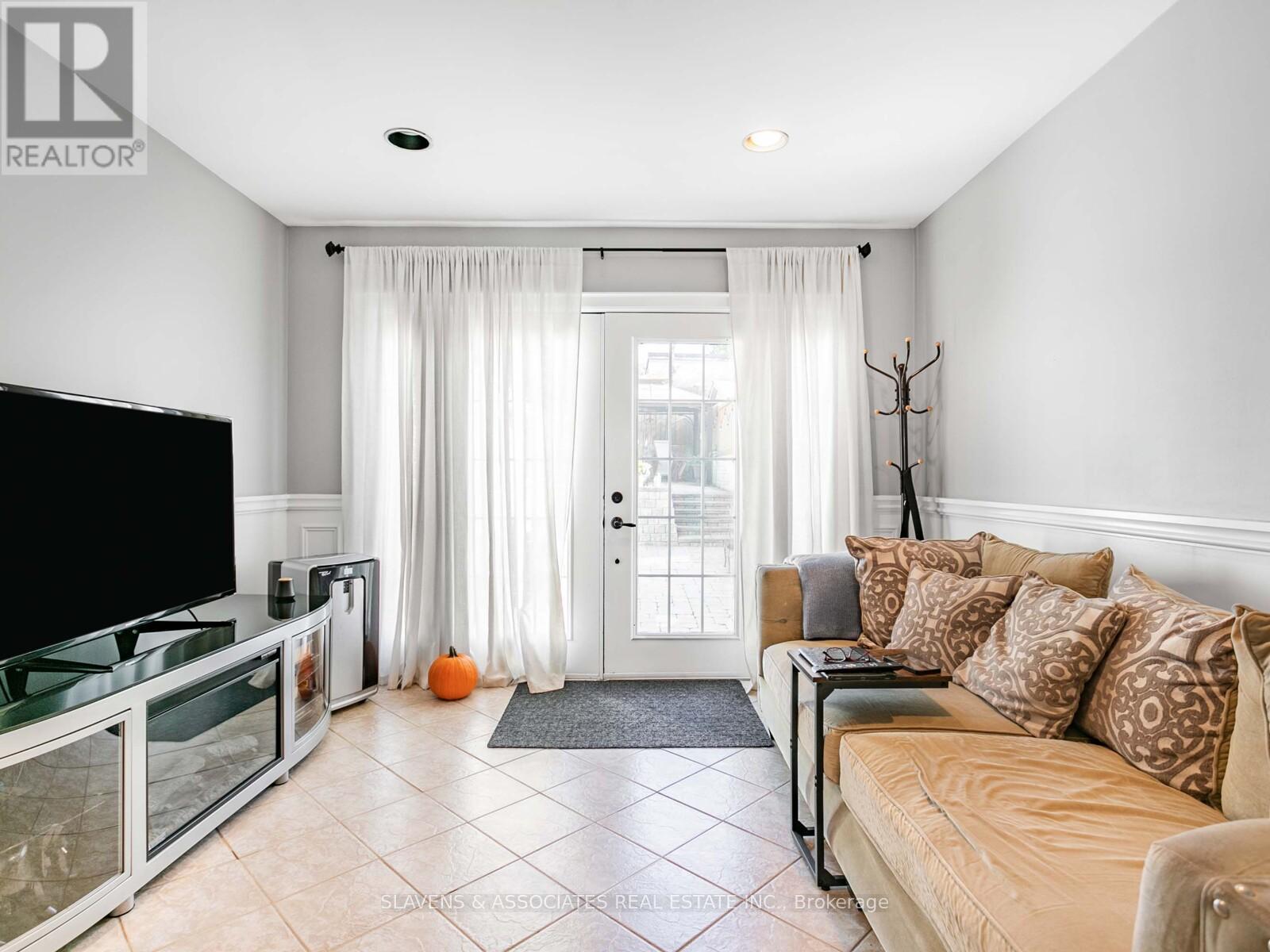 Main And 2nd Floor - 213b Blackthorne Avenue, Toronto, Ontario  M6N 3H7 - Photo 20 - W12516032