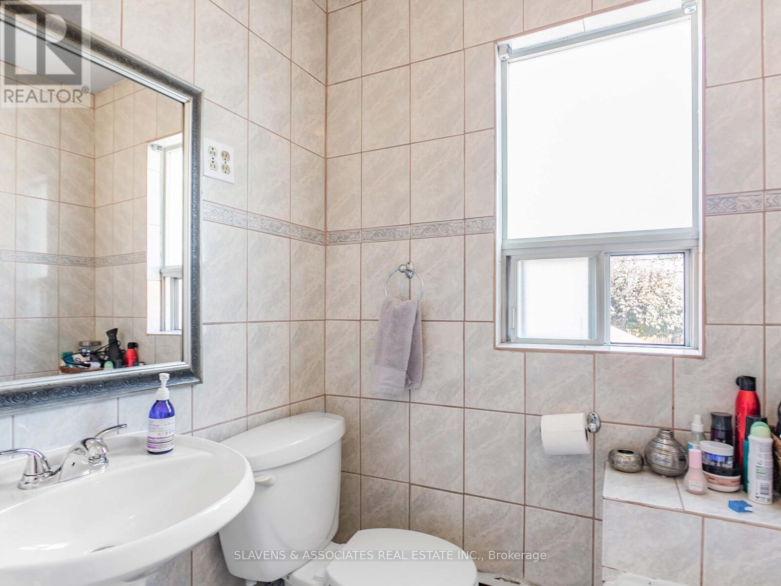 Main And 2nd Floor - 213b Blackthorne Avenue, Toronto, Ontario  M6N 3H7 - Photo 22 - W12516032