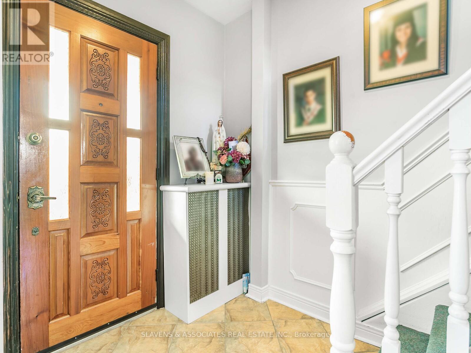 Main And 2nd Floor - 213b Blackthorne Avenue, Toronto, Ontario  M6N 3H7 - Photo 4 - W12516032