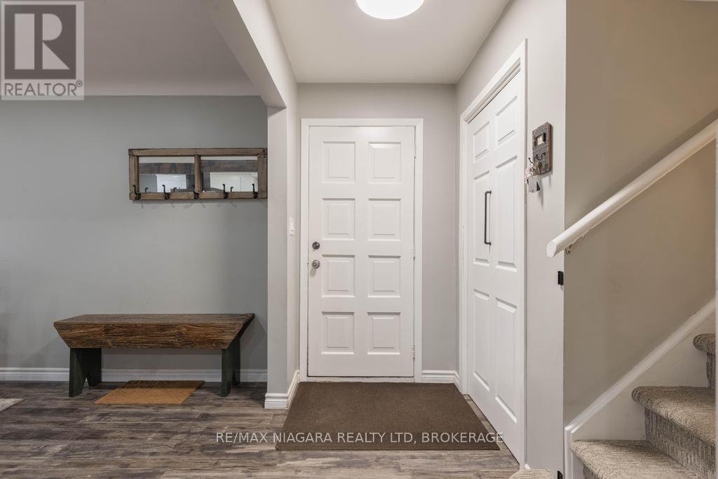 5674 Hillcrest Crescent, Niagara Falls (Church's Lane), Ontario  L2J 2A5 - Photo 3 - X12516482