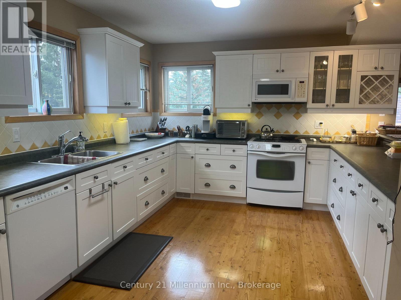 130 Pioneer Lane, Blue Mountains, Ontario  L9Y 0M7 - Photo 4 - X12516094