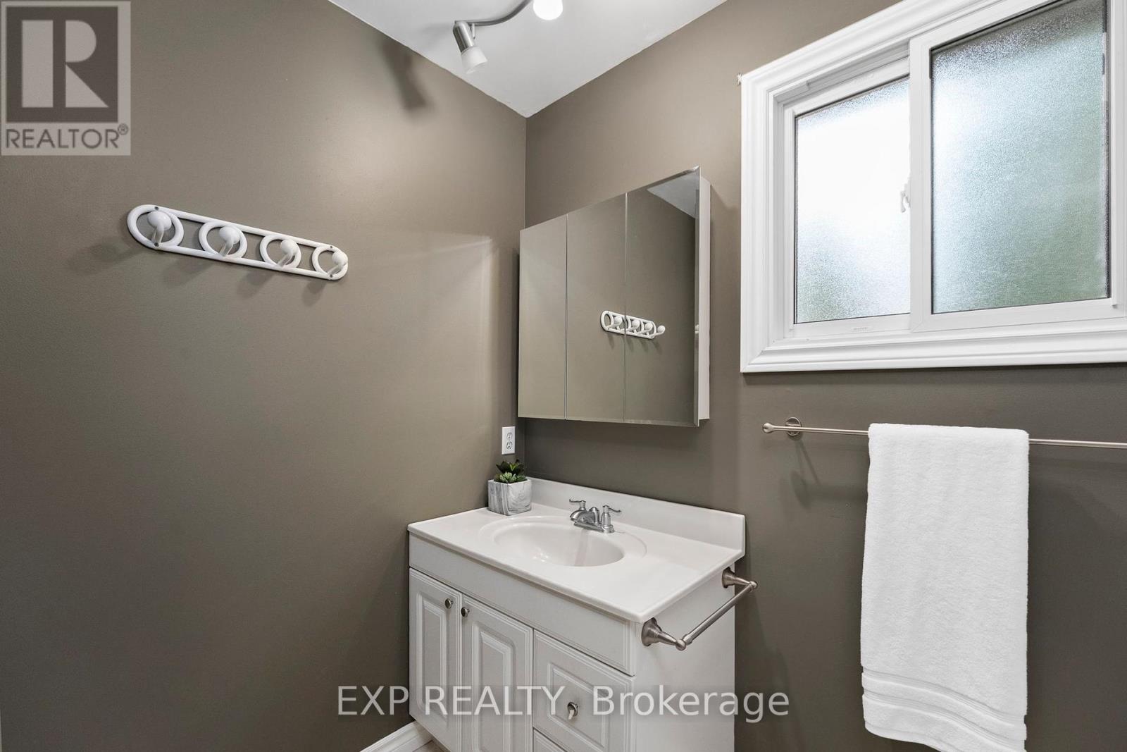 56 Manning Crescent, Newmarket, Ontario L3Y 6H4 - Photo 27 - N12377245