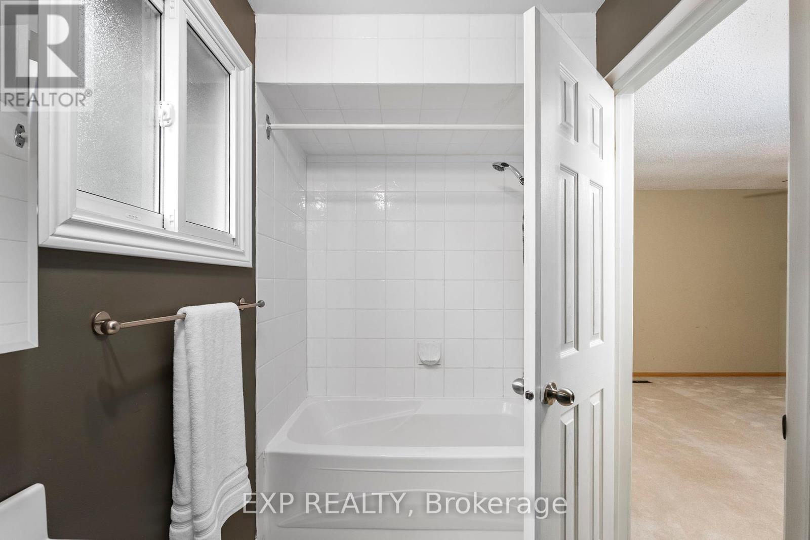 56 Manning Crescent, Newmarket, Ontario L3Y 6H4 - Photo 28 - N12377245