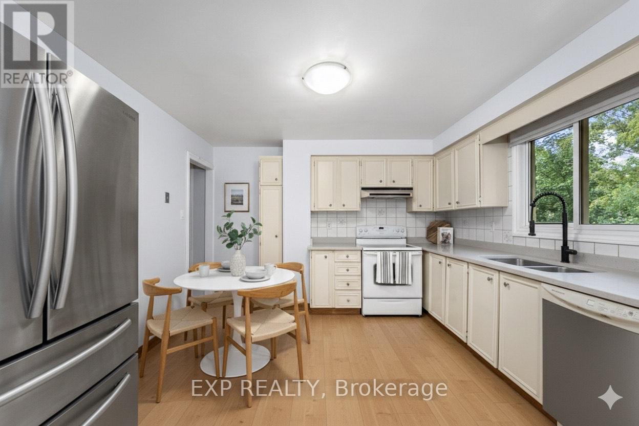 56 Manning Crescent, Newmarket, Ontario L3Y 6H4 - Photo 12 - N12377245