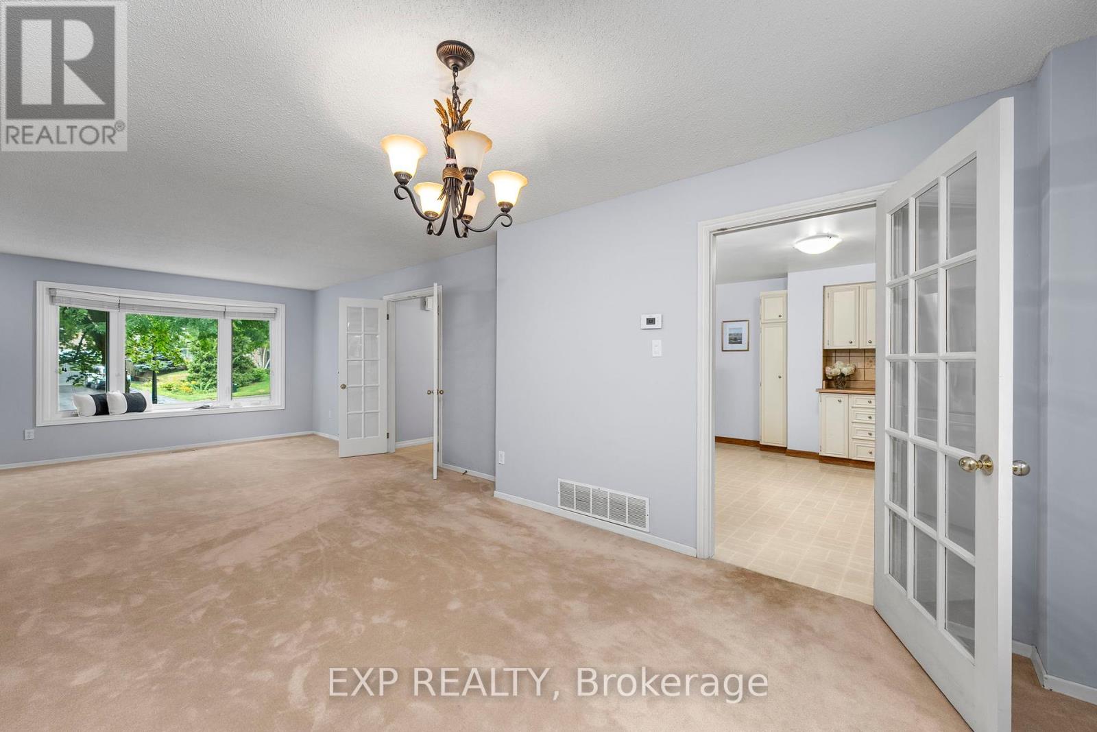 56 Manning Crescent, Newmarket, Ontario L3Y 6H4 - Photo 8 - N12377245