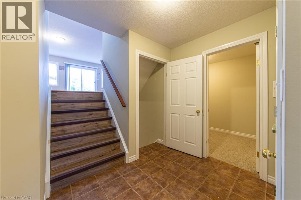 216 Buttercup Court, Waterloo, Ontario N2V 2W8 - Photo 3 - 40786082