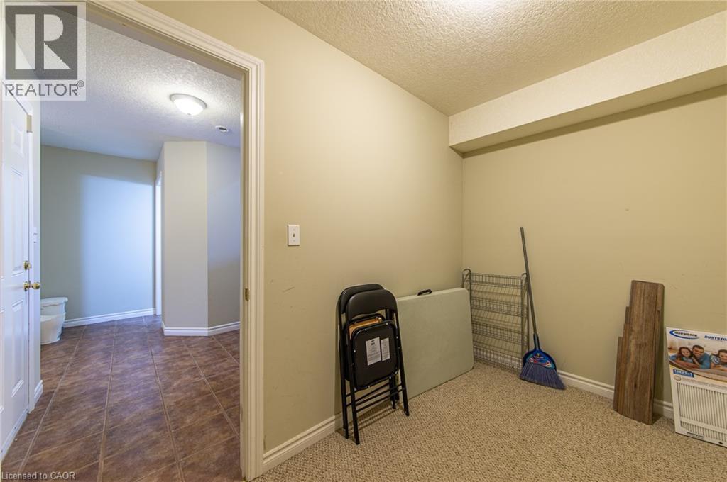 216 Buttercup Court, Waterloo, Ontario N2V 2W8 - Photo 4 - 40786082