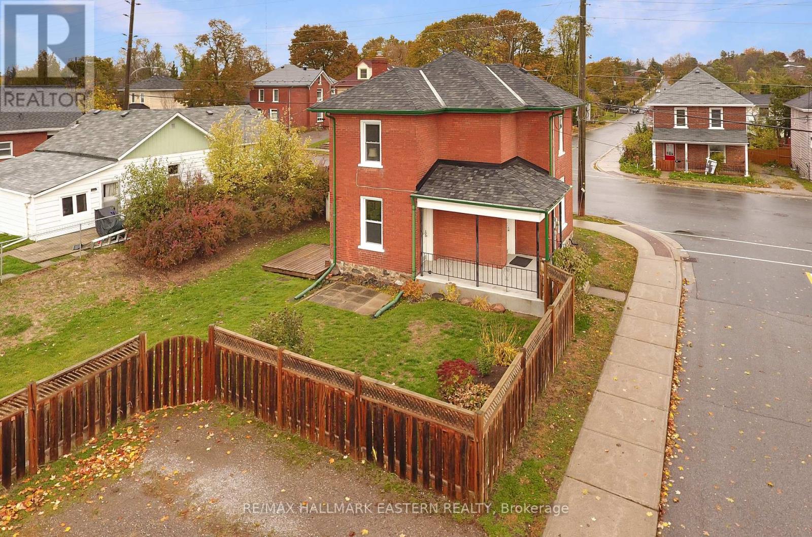 198 Hazlitt Street, Peterborough, Ontario K9H 1L7 - Photo 2 - X12516516