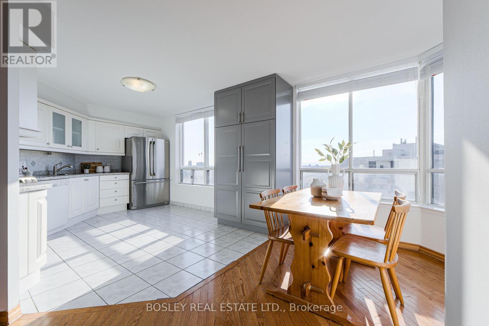 <div class="slider-price">$625,000</div><p>1511 - 1131 Steeles Avenue W, Toronto, Ontario</p>