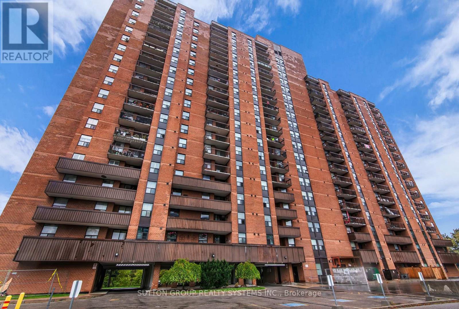 <div class="slider-price">$449,000</div><p>Ph109 - 90 Ling Road, Toronto, Ontario</p>