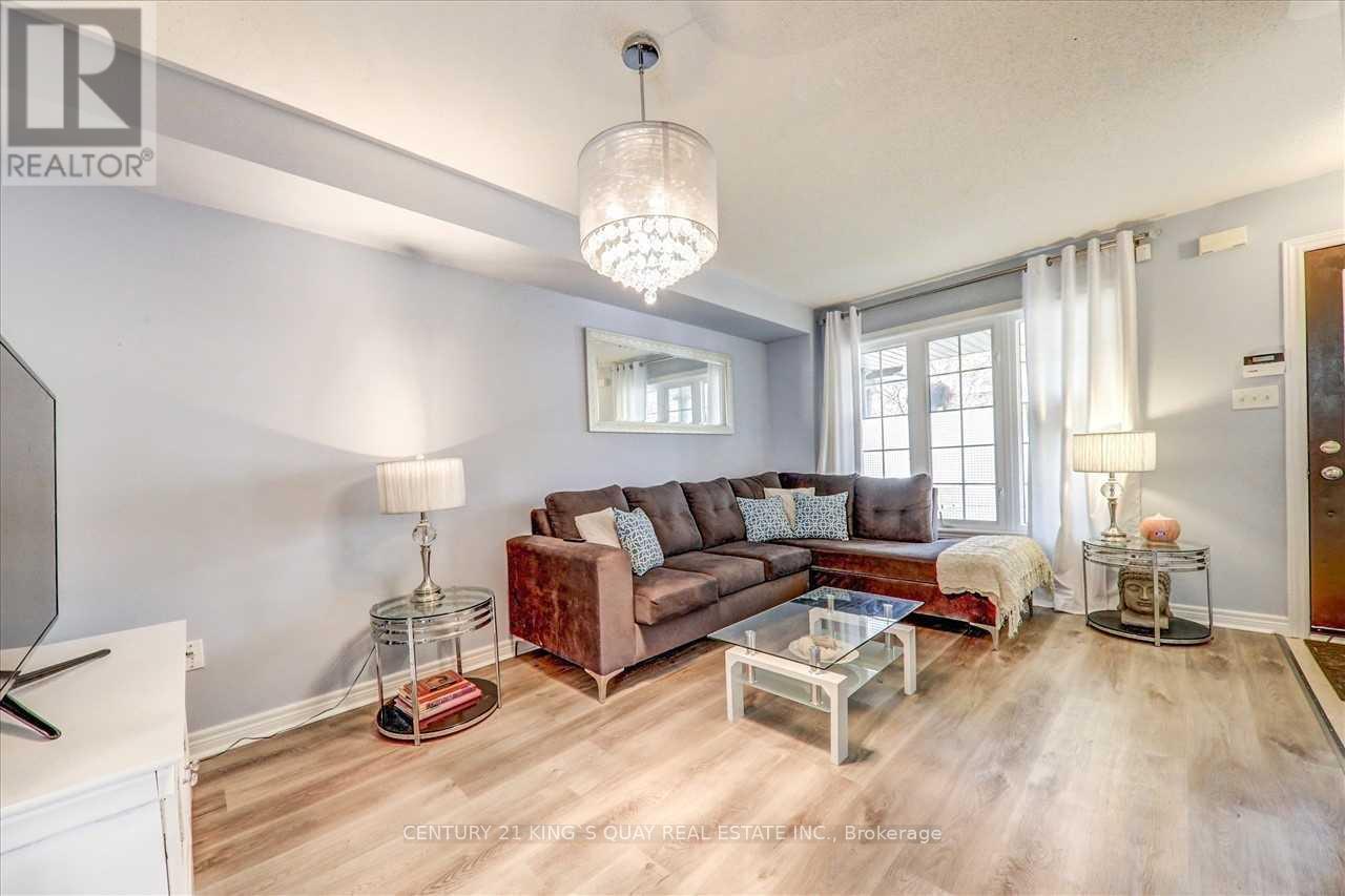 277 Coachwhip Trail, Newmarket, Ontario  L3X 2Y4 - Photo 3 - N12516096