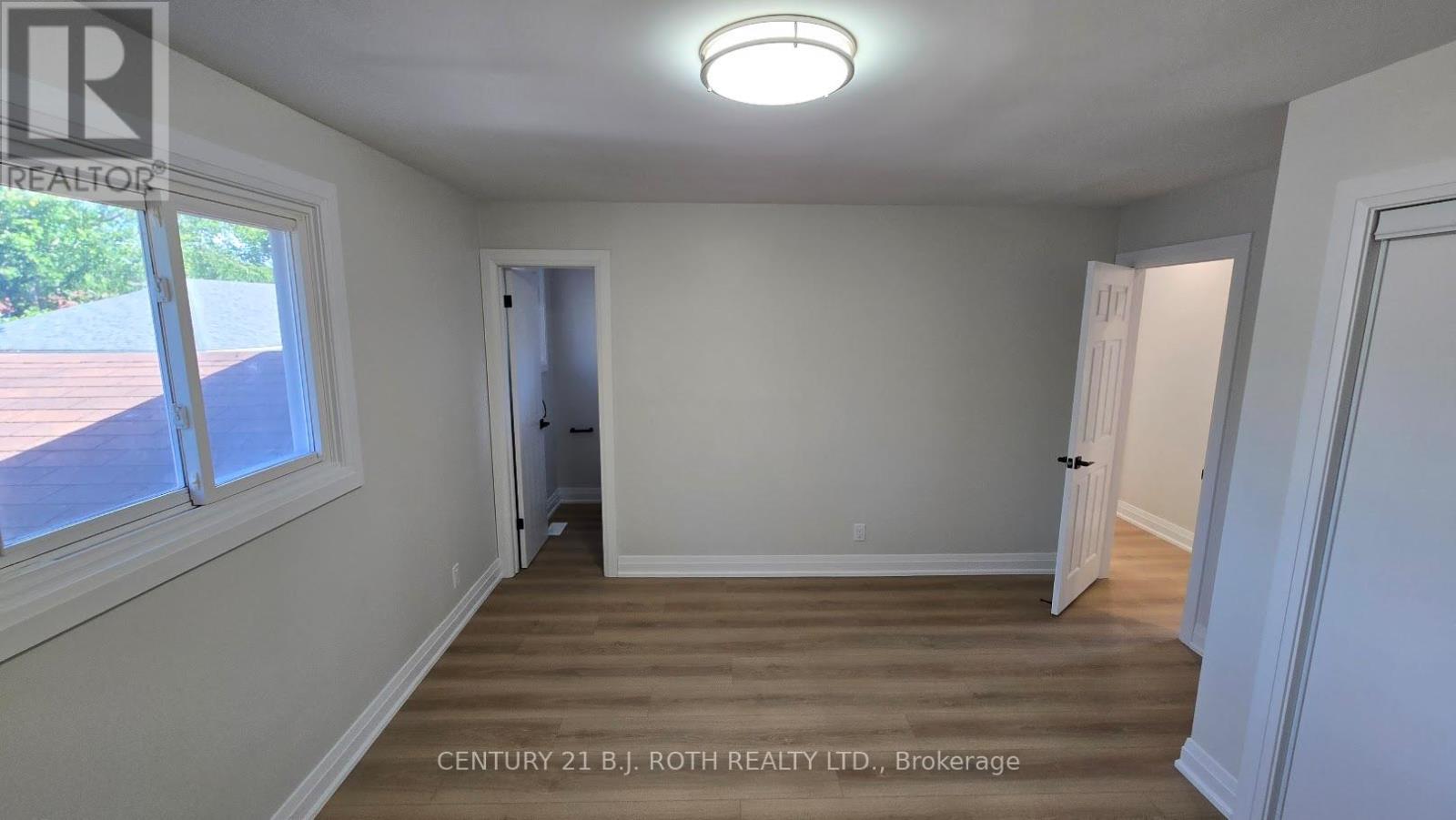 698 Burton Drive, Innisfil, Ontario  L9S 2H6 - Photo 10 - N12516426