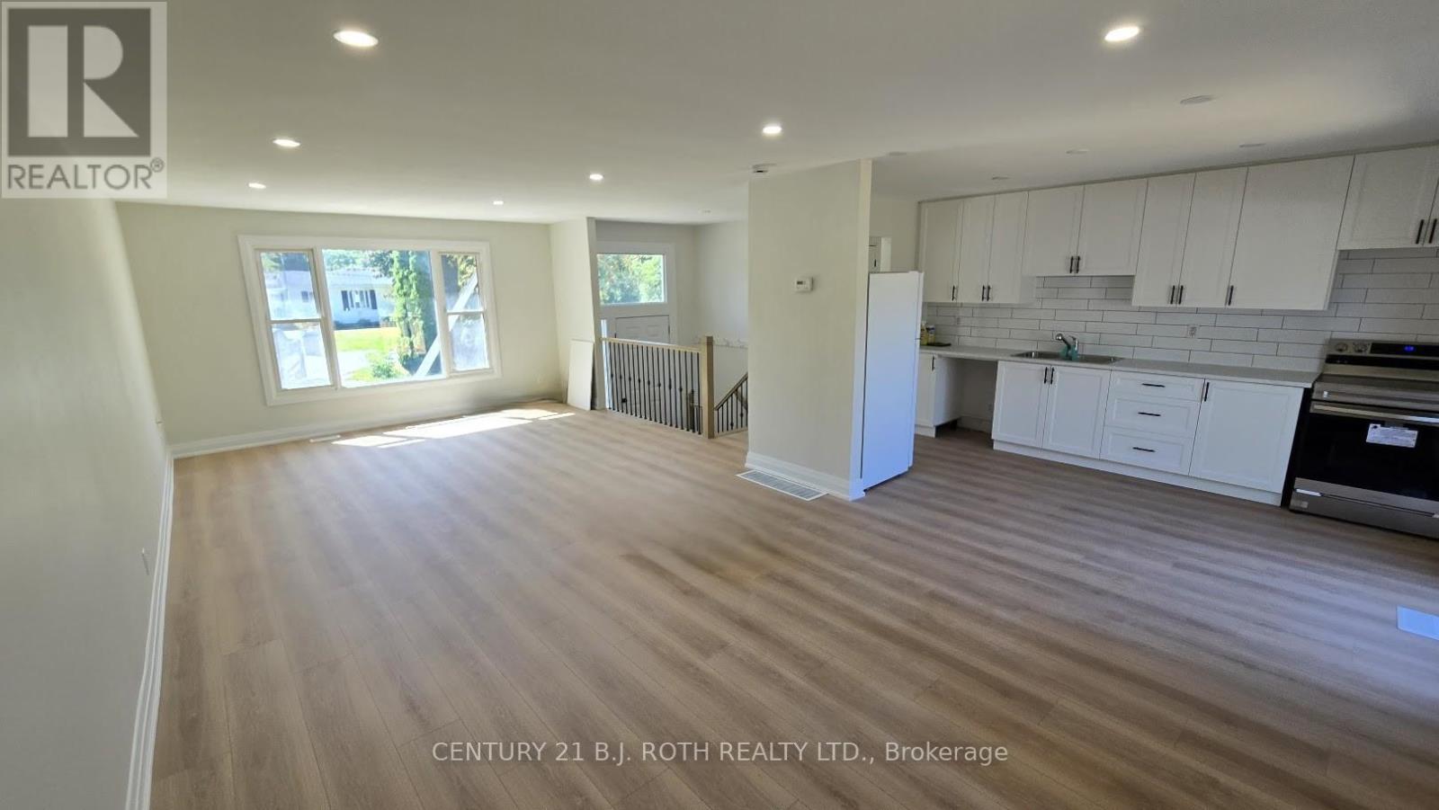 698 Burton Drive, Innisfil, Ontario  L9S 2H6 - Photo 4 - N12516426