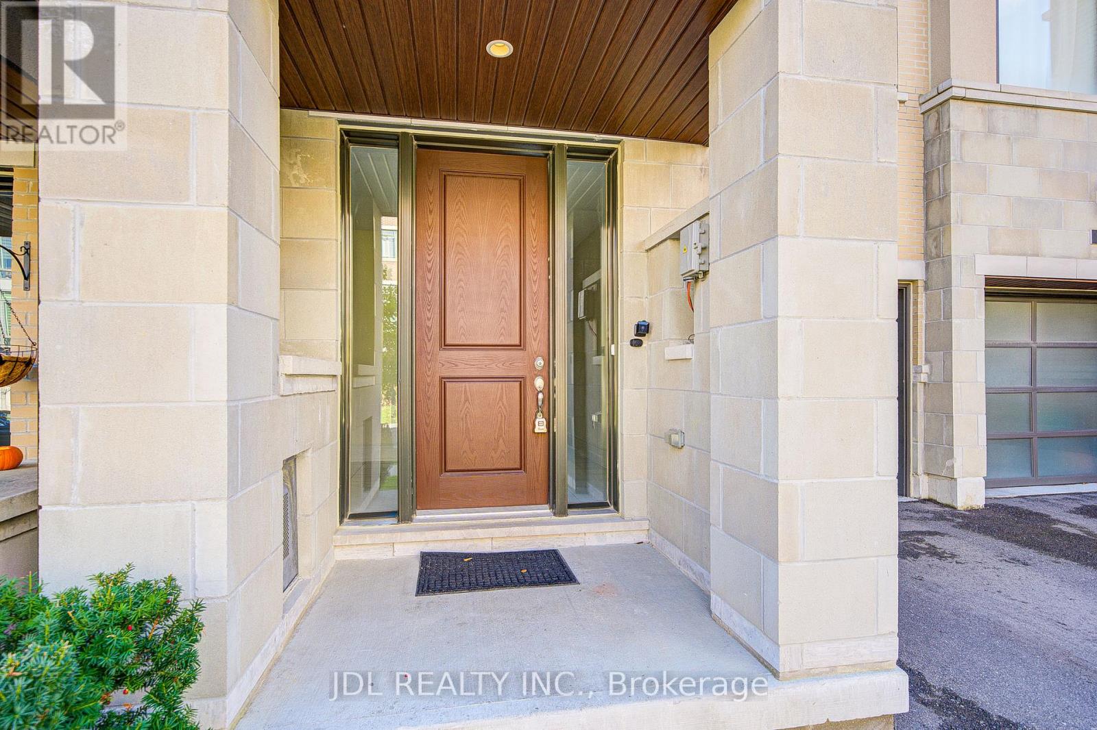 94 Carrville Woods Circle, Vaughan, Ontario  L6A 4Z6 - Photo 2 - N12516438