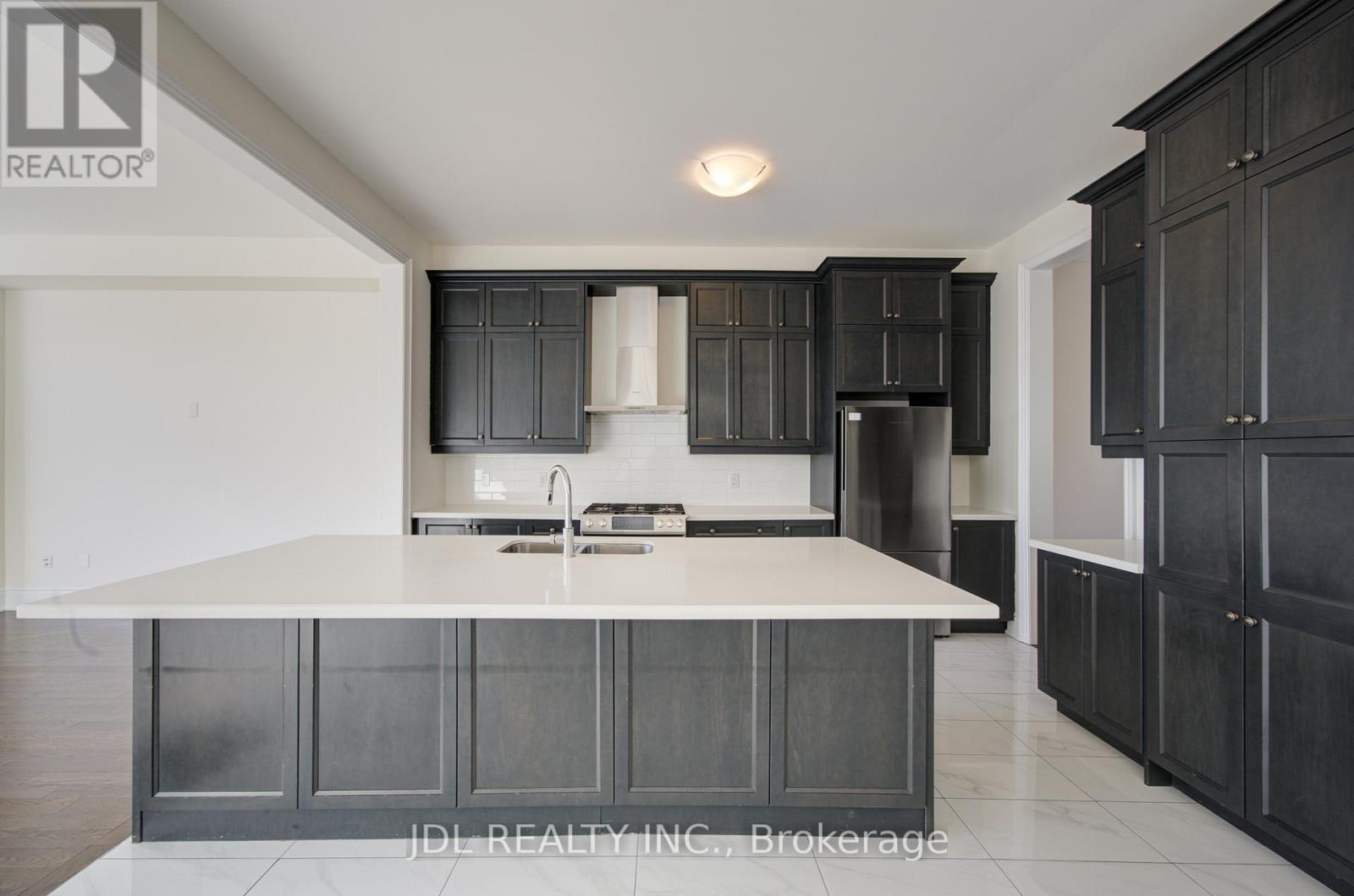 94 Carrville Woods Circle, Vaughan, Ontario  L6A 4Z6 - Photo 21 - N12516438