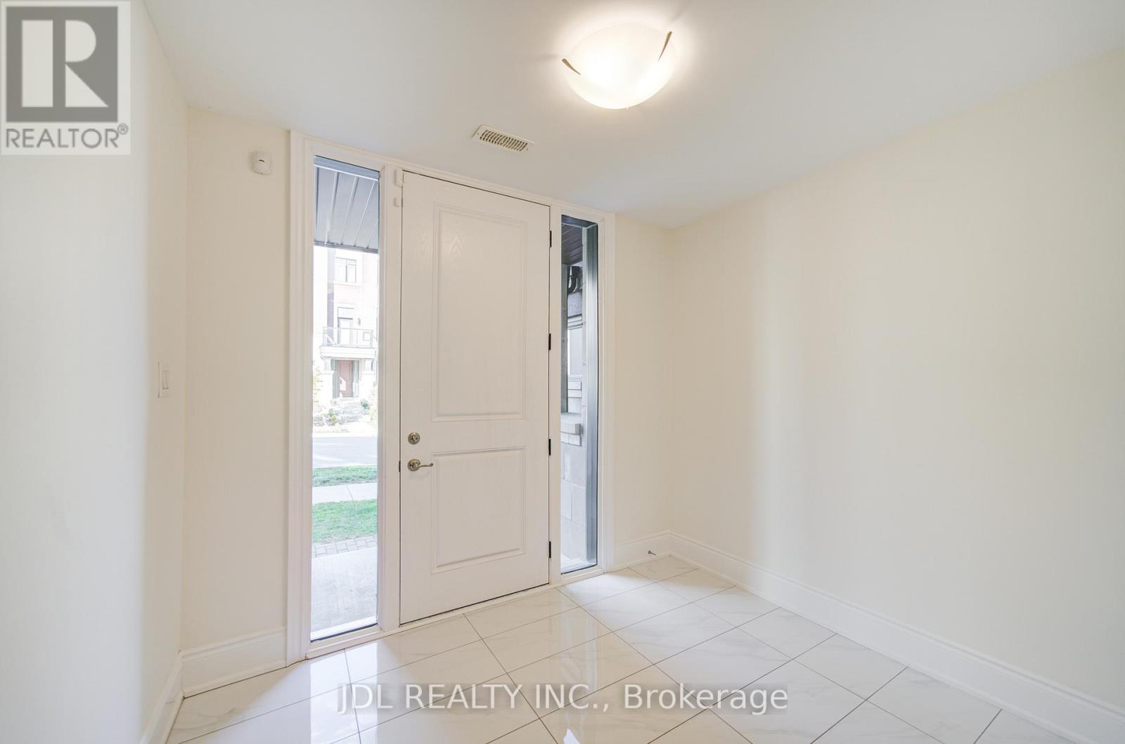 94 Carrville Woods Circle, Vaughan, Ontario  L6A 4Z6 - Photo 3 - N12516438