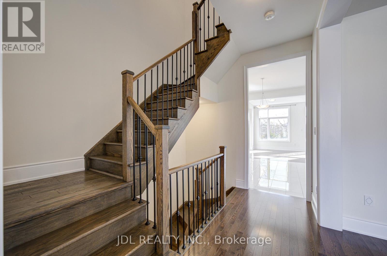 94 Carrville Woods Circle, Vaughan, Ontario  L6A 4Z6 - Photo 9 - N12516438